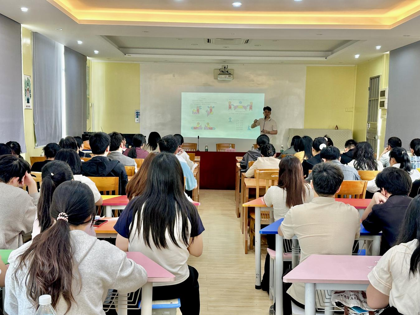 七巧啟智，共促科技教育——云浮市第五屆青少年科技七巧板創(chuàng)意制作競賽教師培訓(xùn)班（郁南站）在都城鎮(zhèn)錦江小學(xué)舉辦1.png