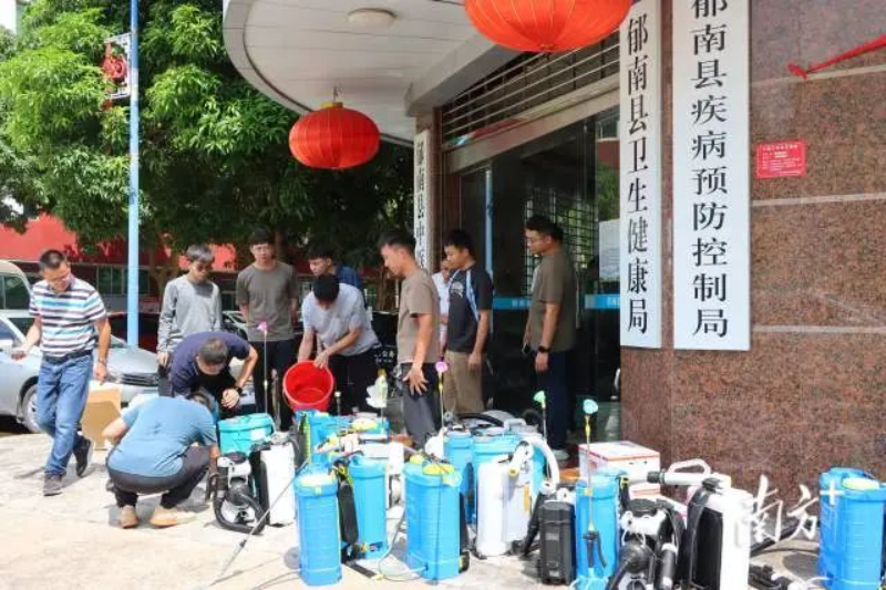 新興、云城、云安三個縣區(qū)組織力量前往郁南，支援防滅蚊行動。   張健珍 攝