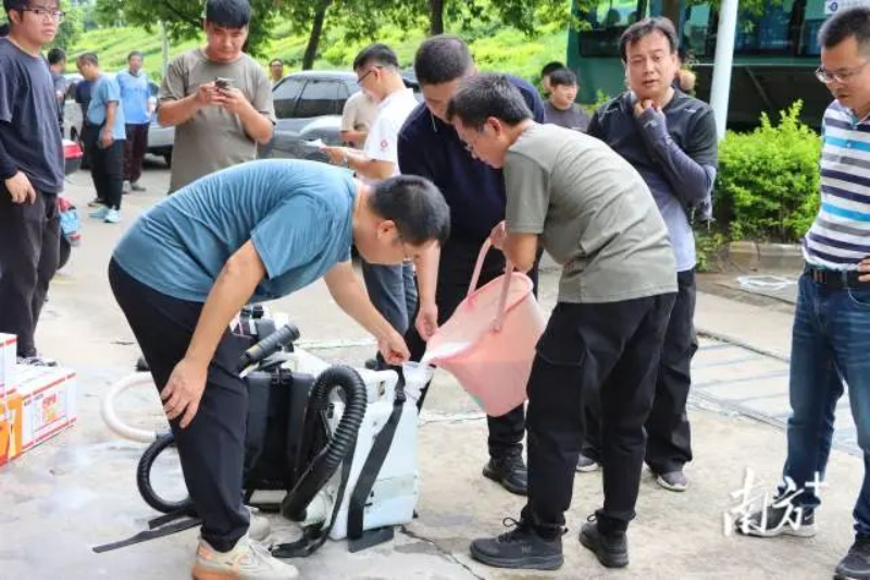 新興、云城、云安三個縣區(qū)組織力量前往郁南，支援防滅蚊行動。   張健珍 攝