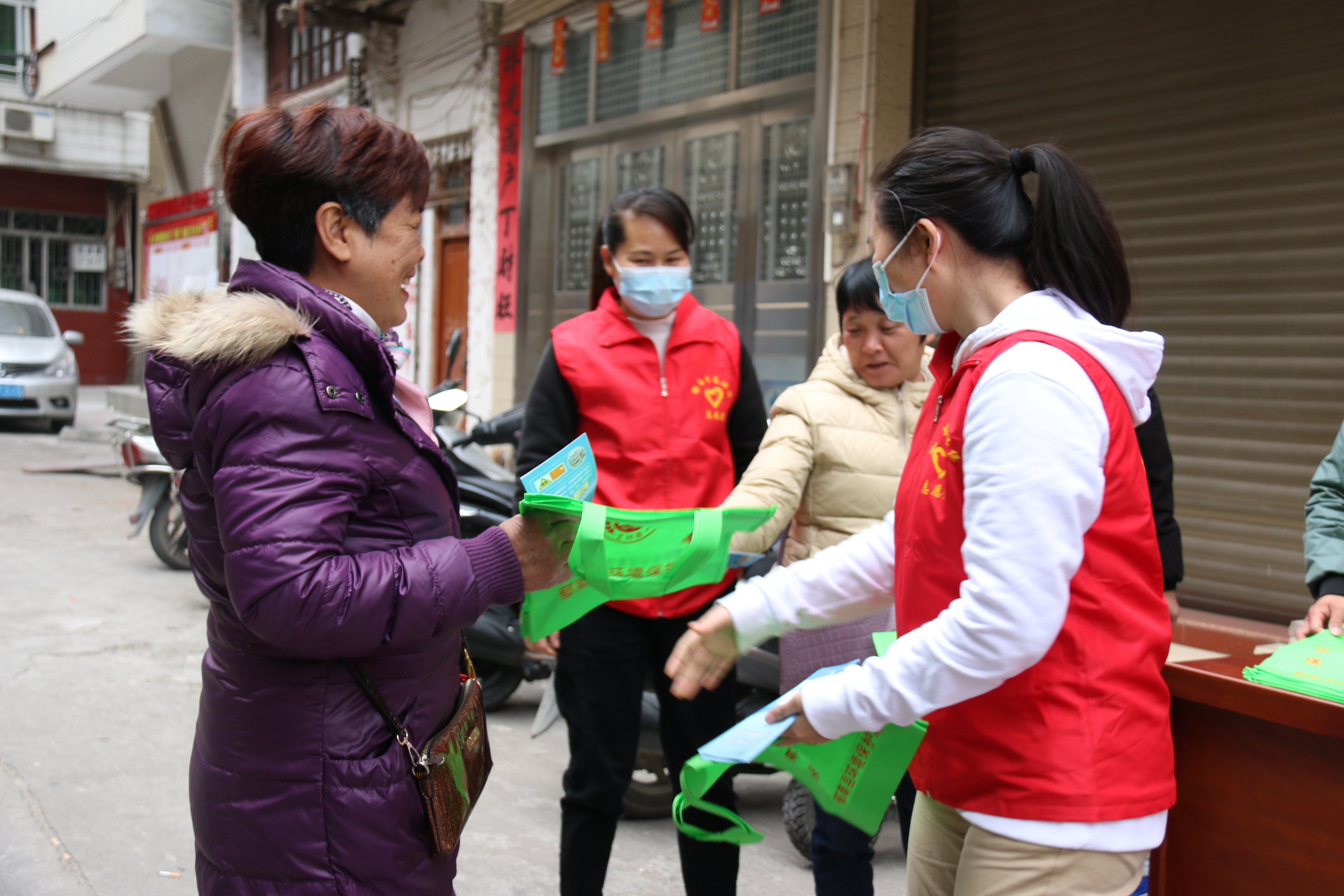 2.云浮市生態(tài)環(huán)境局郁南分局開展“綠水青山就是金山銀山”環(huán)保主題宣傳志愿活動（2）.JPG